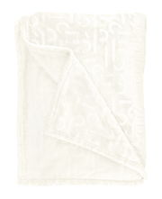 Weißes Plaid 220x240cm mit eingeprägtem Muster, ausgebreitet und teilweise gefaltet, Draufsicht