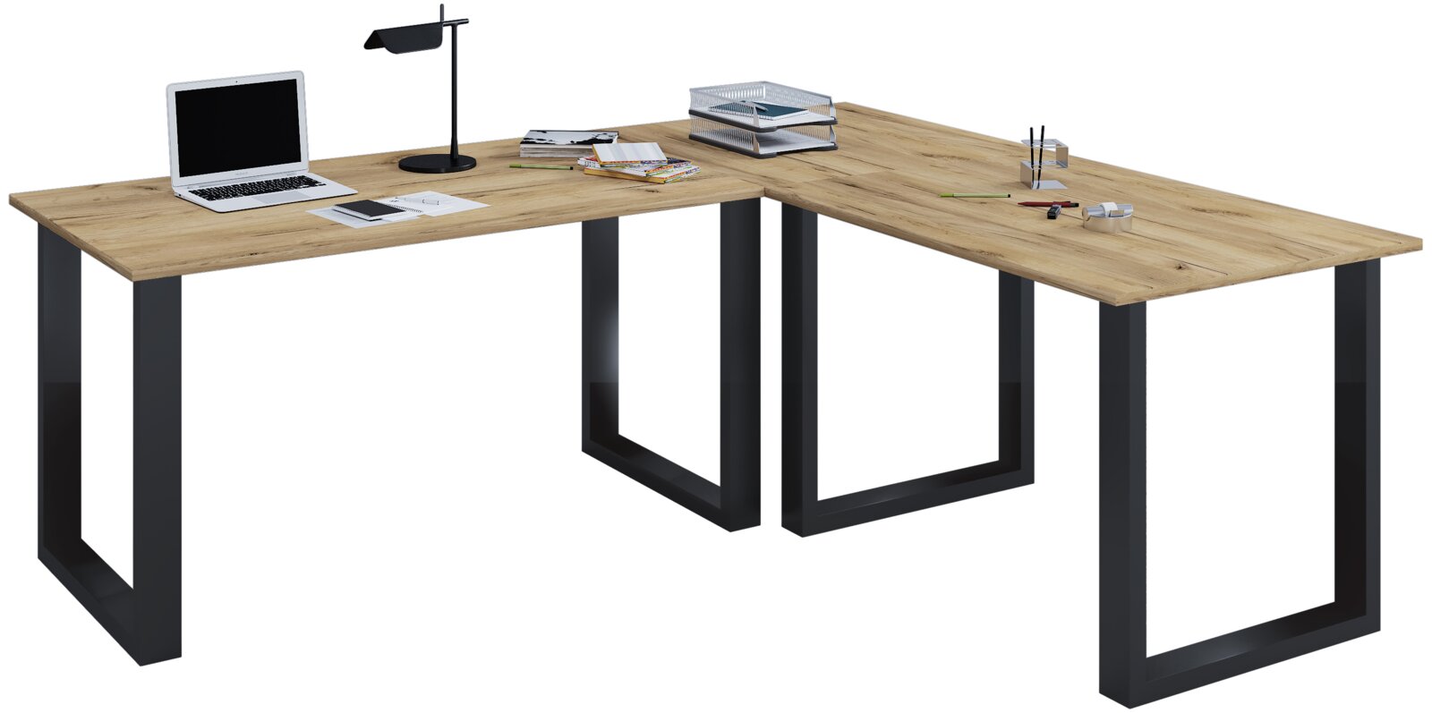 L-förmiger Eckschreibtisch mit Holzoptik-Arbeitsplatte und schwarzen Metallgestellen, freigestellt auf weißem Hintergrund, in schräger Vorderansicht von links.
