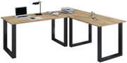 L-förmiger Eckschreibtisch mit Holzoptik-Arbeitsplatte und schwarzen Metallgestellen, freigestellt auf weißem Hintergrund, in schräger Vorderansicht von links.
