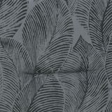 Nahaufnahme einer Sesselauflage mit grauem Blattmuster