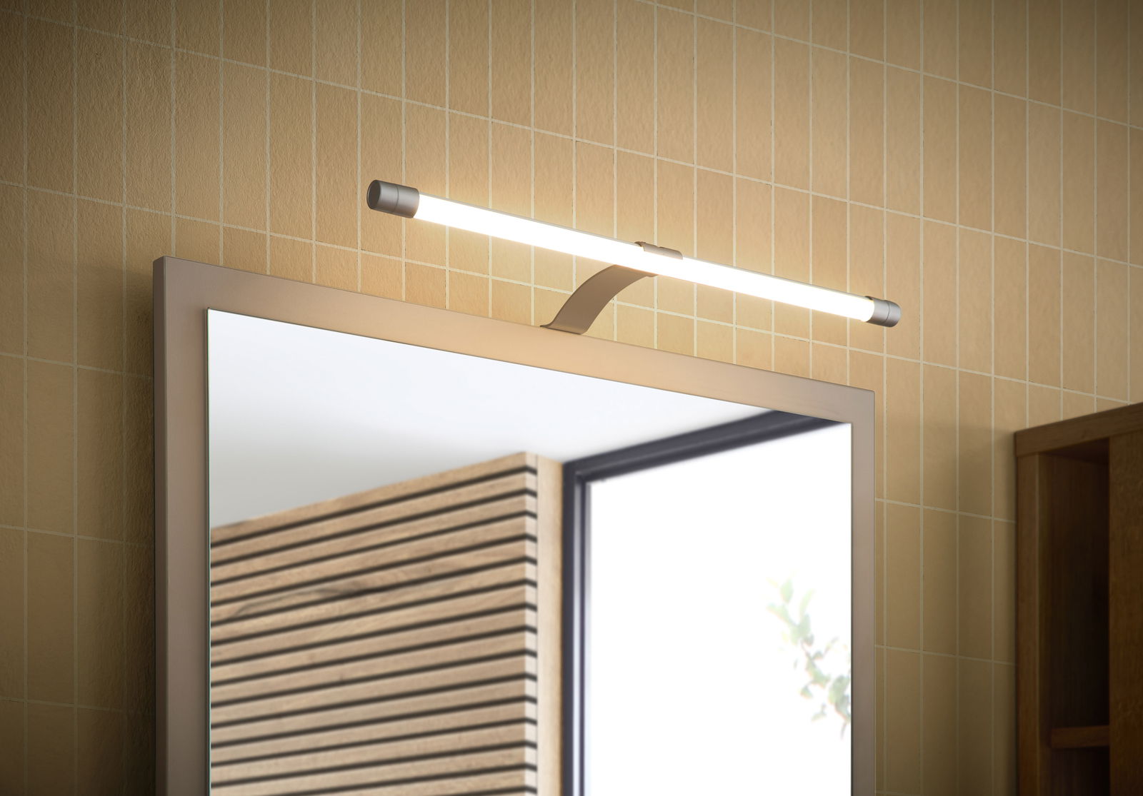 Moderne TwinLED-Aufsatzleuchte über einem Spiegel, seitliche Perspektive