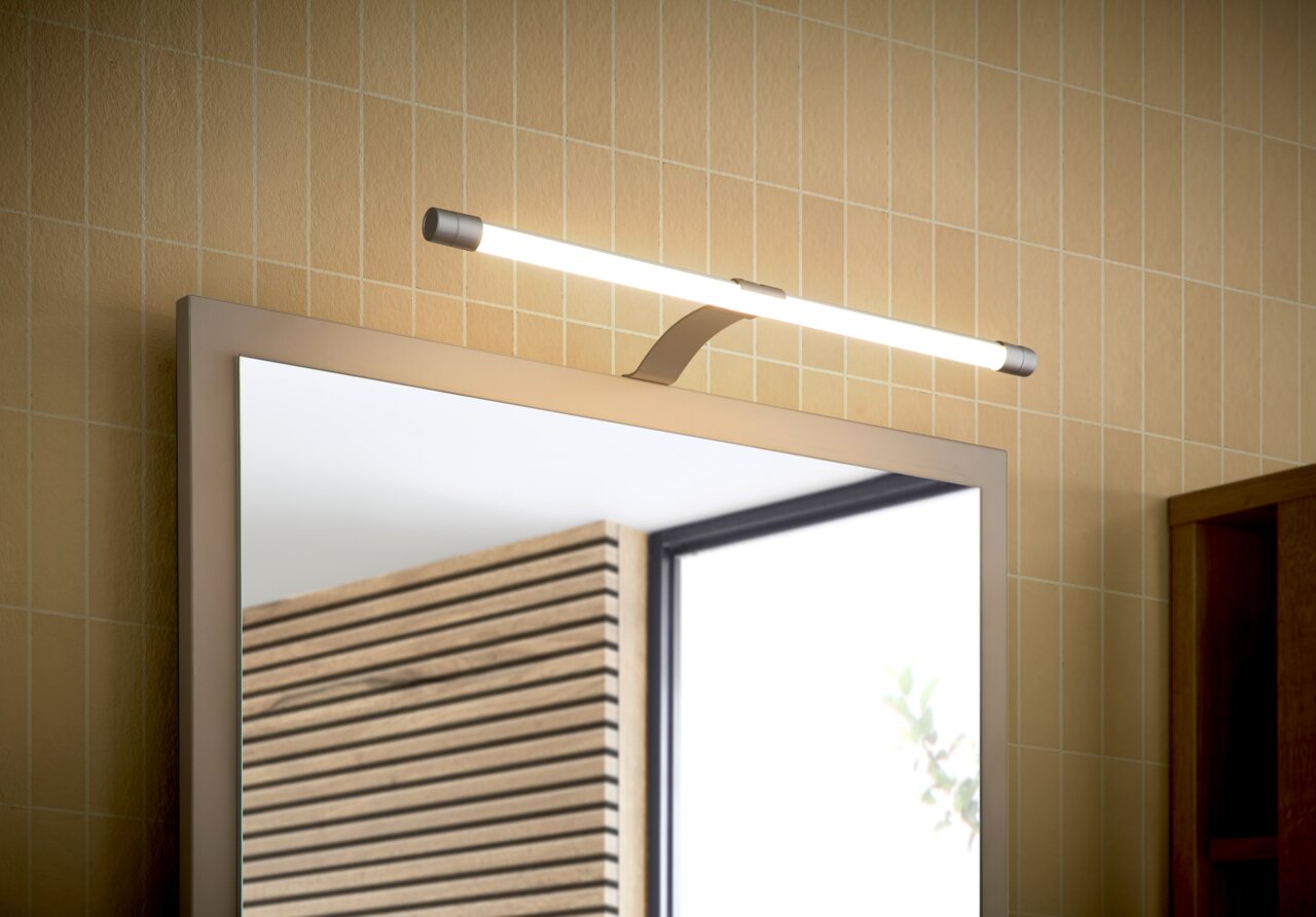 Moderne TwinLED-Aufsatzleuchte über einem Spiegel, seitliche Perspektive