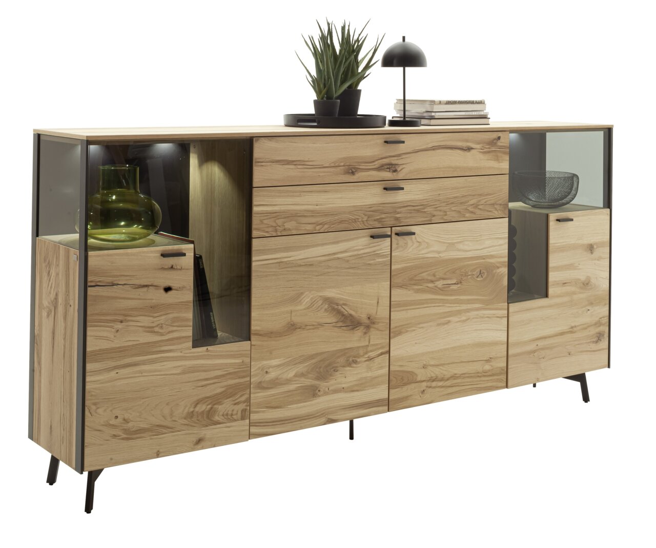 Modern houten dressoir met glazen vitrines, versierd met planten en een lamp, zijaanzicht