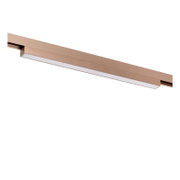Koperkleurige lineaire LED-railarmatuur met witte diffuser, getoond in schuin zijaanzicht van onderen op een witte achtergrond