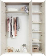 Drehtürenschrank 3-türig in heller Holzoptik, geöffnet, mit Kleidung, Schuhen und Accessoires auf Regalen und Kleiderstange, frontale Ansicht.