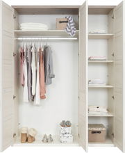 Drehtürenschrank 3-türig in heller Holzoptik, geöffnet, mit Kleidung, Schuhen und Accessoires auf Regalen und Kleiderstange, frontale Ansicht.