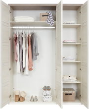 Drehtürenschrank 3-türig in heller Holzoptik, geöffnet, mit Kleidung, Schuhen und Accessoires auf Regalen und Kleiderstange, frontale Ansicht.