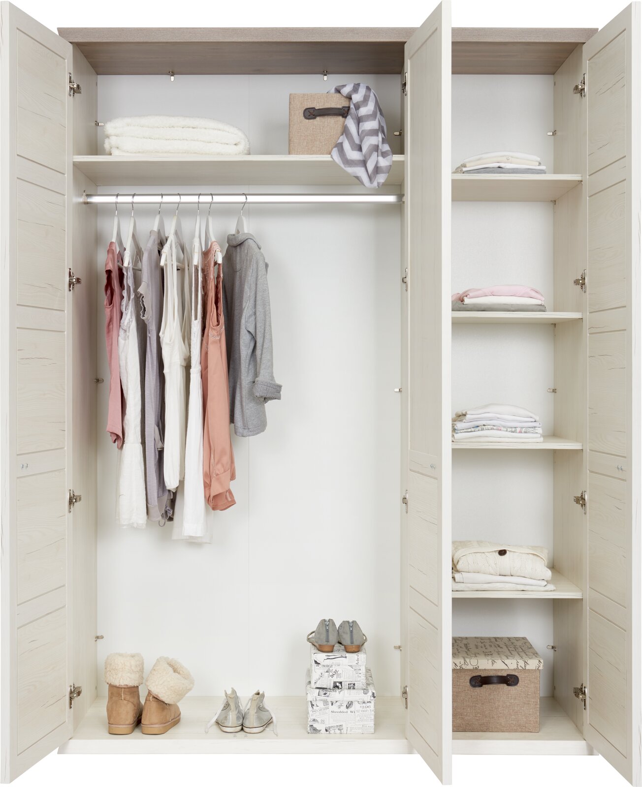 Drehtürenschrank 3-türig in heller Holzoptik, geöffnet, mit Kleidung, Schuhen und Accessoires auf Regalen und Kleiderstange, frontale Ansicht.