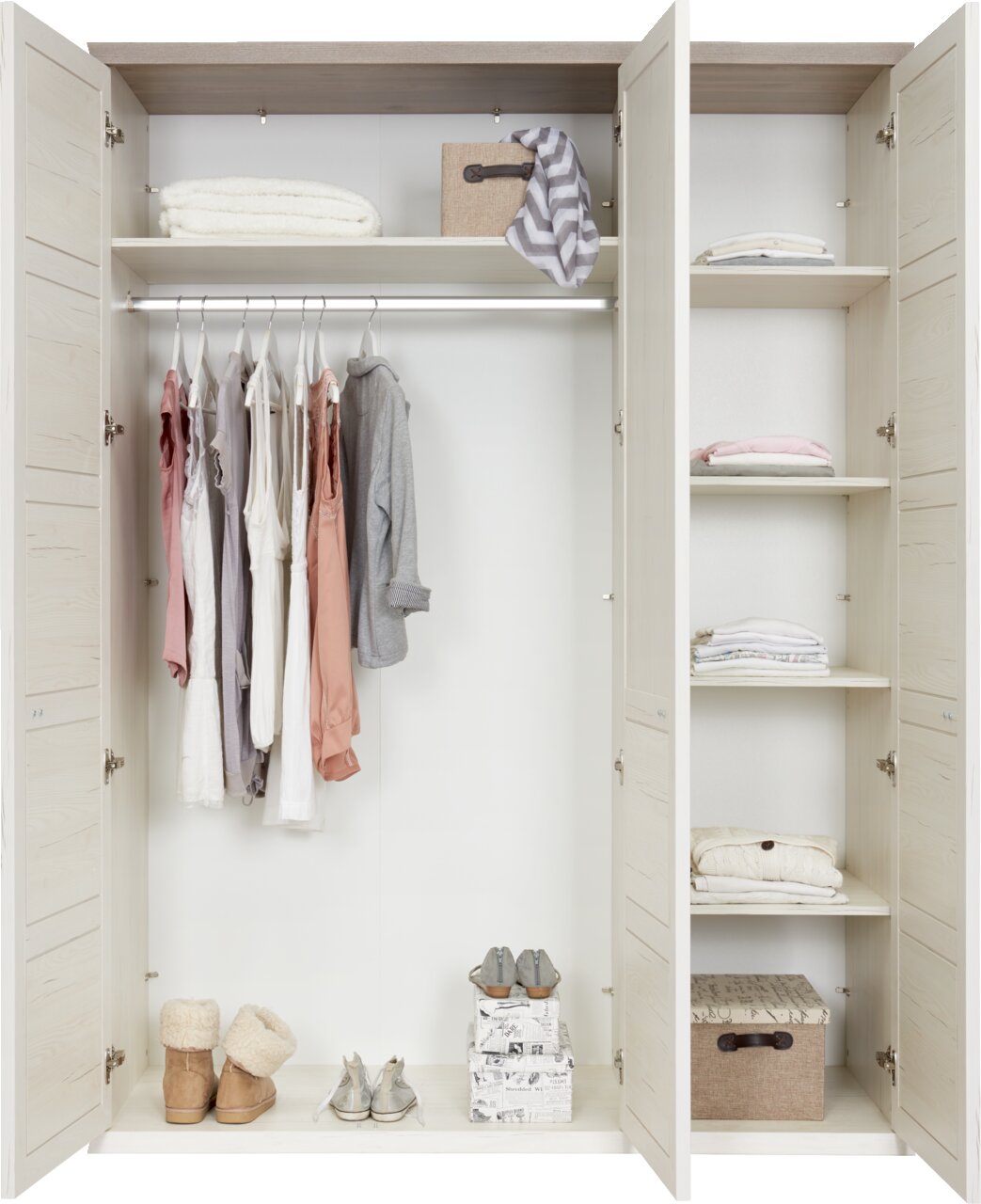 Drehtürenschrank 3-türig in heller Holzoptik, geöffnet, mit Kleidung, Schuhen und Accessoires auf Regalen und Kleiderstange, frontale Ansicht.