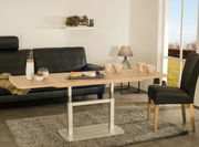 Moderner Couchtisch in heller Holzoptik mit Metallgestell, seitliche Perspektive, dekoriert mit Geschirr und Dekorationsartikeln, in einem stilvollen Wohnzimmer.