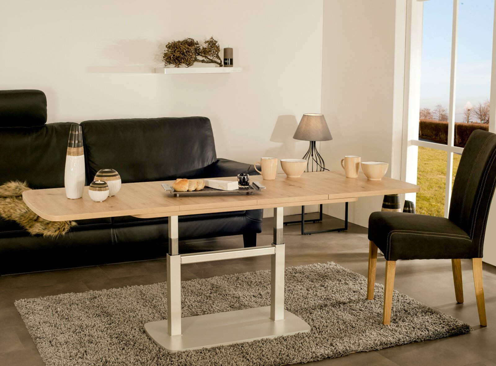 Zurbrüggen Salontafel JAMAIKA I Moderne salontafel in lichte houtlook met metalen onderstel, zijaanzicht, versierd met serviesgoed en decoratieartikelen, in een stijlvolle woonkamer.