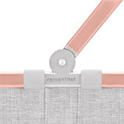 Nahaufnahme des Scharniers und Griffs eines carrybag XS von reisenthel in rosa und grau.