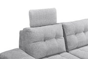 Graues Sofa mit verstellbarer Kopfstütze, Ansicht von vorne.