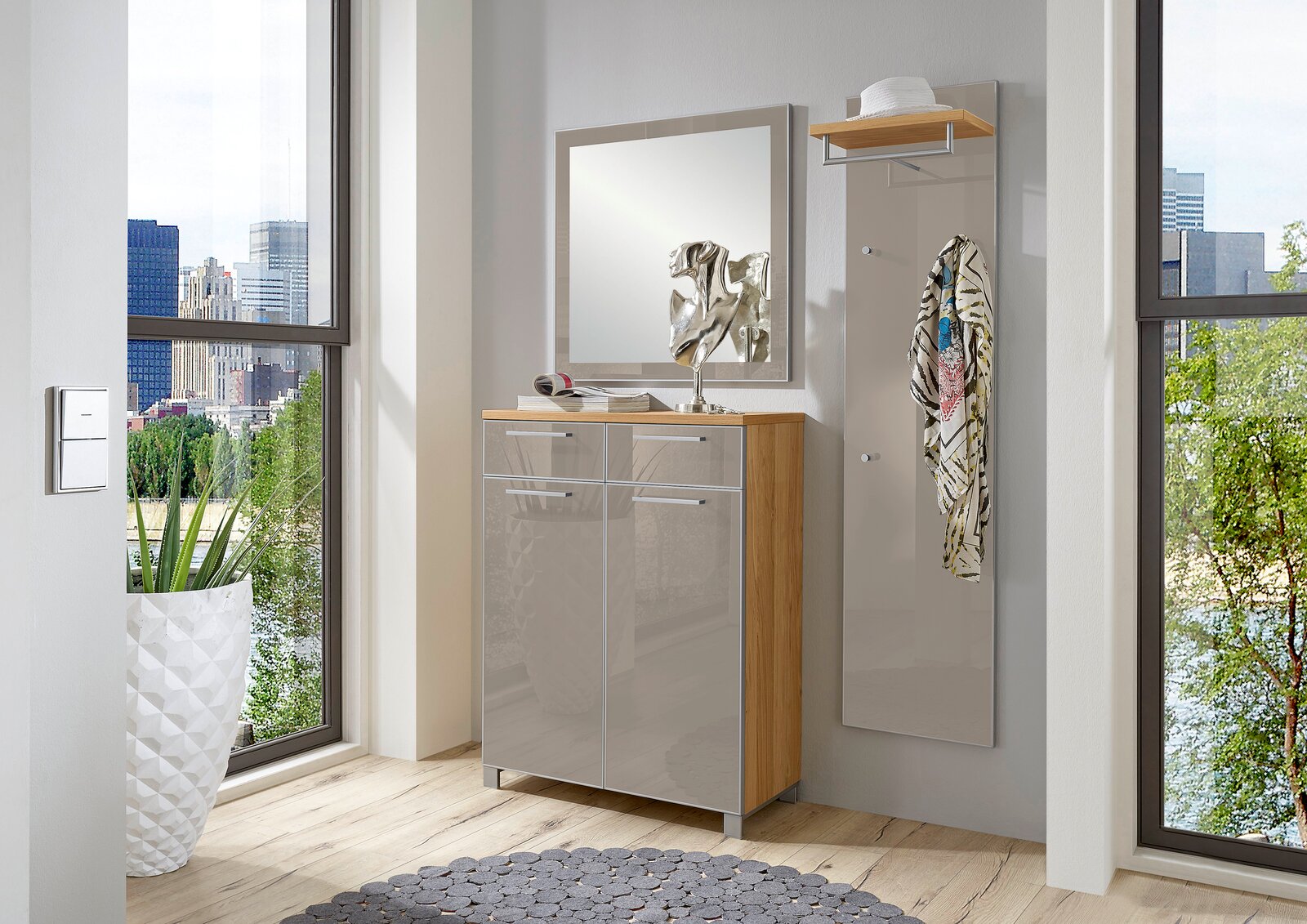 Garderoben-Set 3-tlg. in modernem Design mit Spiegel, Schrank und Wandpaneel, seitliche Perspektive