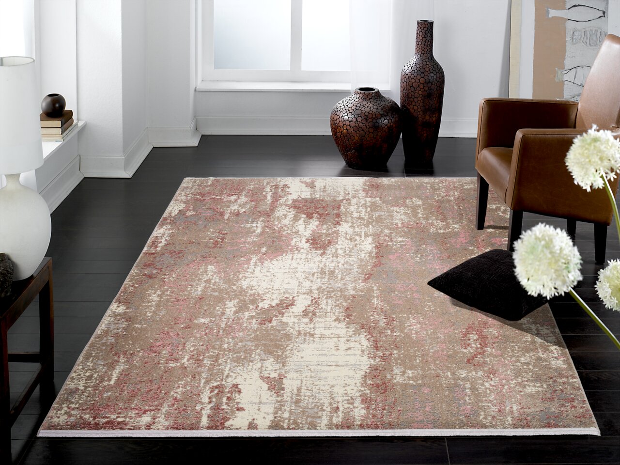 Designer Teppich in einem modernen Wohnzimmer mit dunklem Holzboden, dekorativen Vasen und einem braunen Sessel, aus der Vogelperspektive fotografiert.
