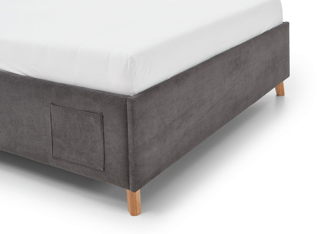 Graue Polsterliege mit Holzfüßen, seitliche Perspektive