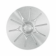 Ansicht von unten eines Topfbodens aus Edelstahl mit Fissler-Logo und Induktionssymbolen, geeignet für Induktionsherde, Durchmesser 24 cm.