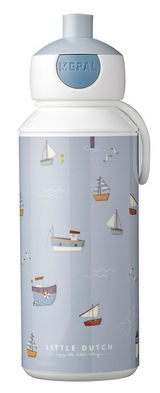 Trinkflasche mit maritimem Design, abgebildet sind kleine Boote und Möwen auf einem blauen Hintergrund, Vorderansicht