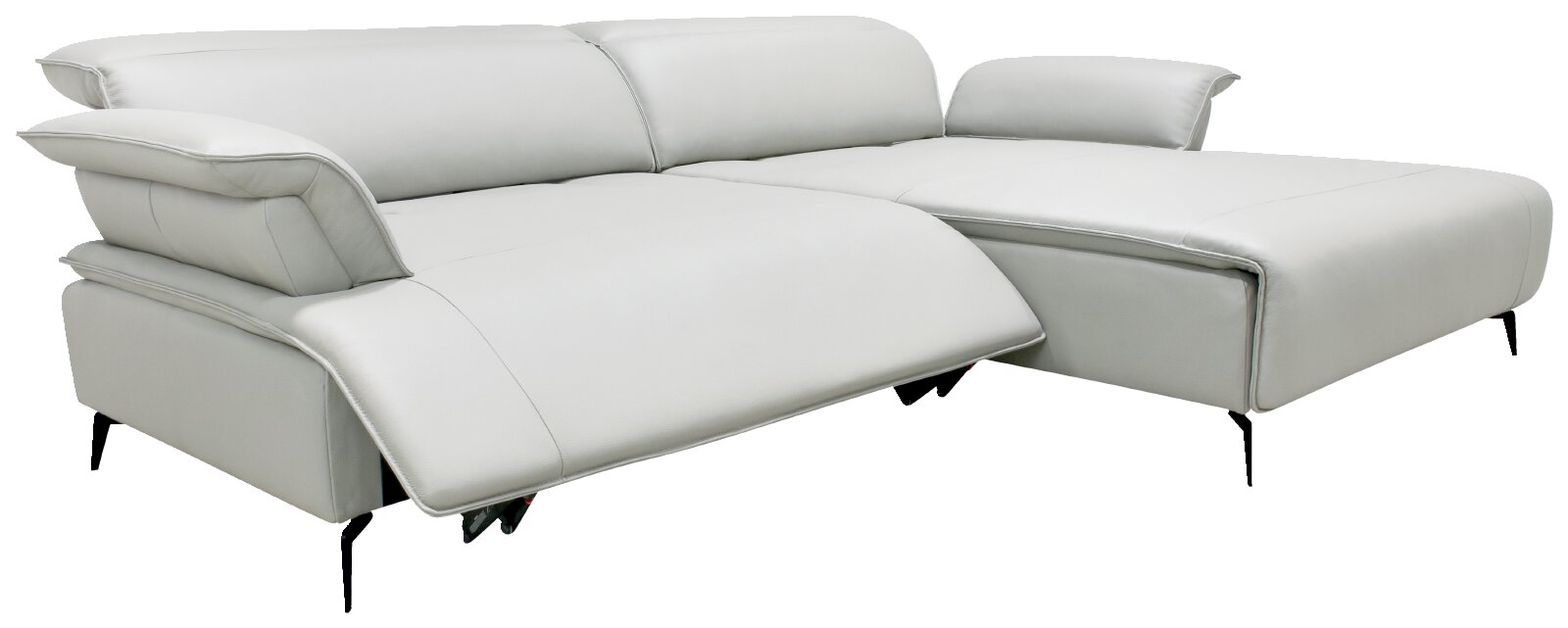 Lichtgrijze leren hoekbank met chaise longue, verstelbare hoofdsteunen en uitgeklapte relaxzitting, schuin van voren gezien