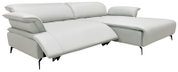 Lichtgrijze leren hoekbank met chaise longue, verstelbare hoofdsteunen en uitgeklapte relaxzitting, schuin van voren gezien