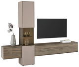 Moderne Wandkombination mit Holz- und Glaselementen, links ein hoher Schrank mit Vitrine, rechts ein langer, niedriger Schrank, dekoriert mit einer Vase und Büchern, Frontalansicht.