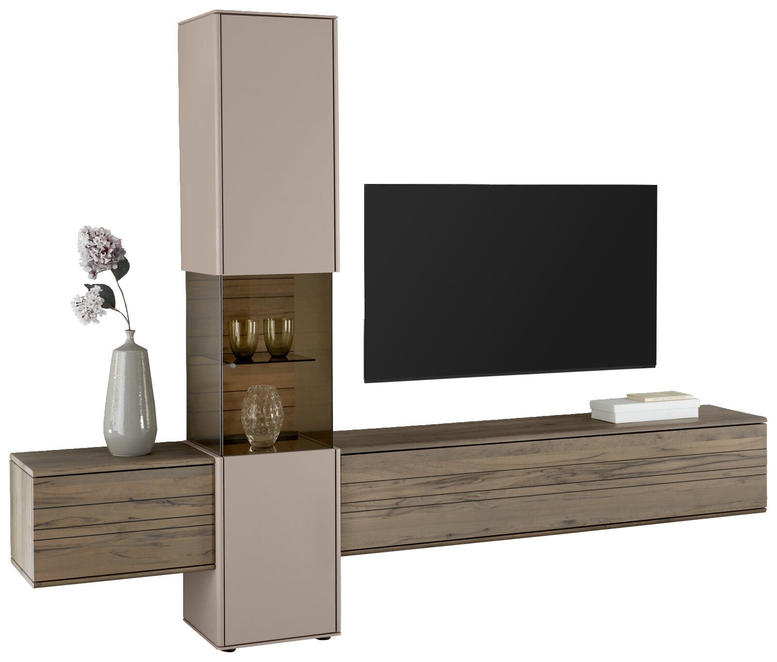 Moderne Wandkombination mit Holz- und Glaselementen, links ein hoher Schrank mit Vitrine, rechts ein langer, niedriger Schrank, dekoriert mit einer Vase und Büchern, Frontalansicht.