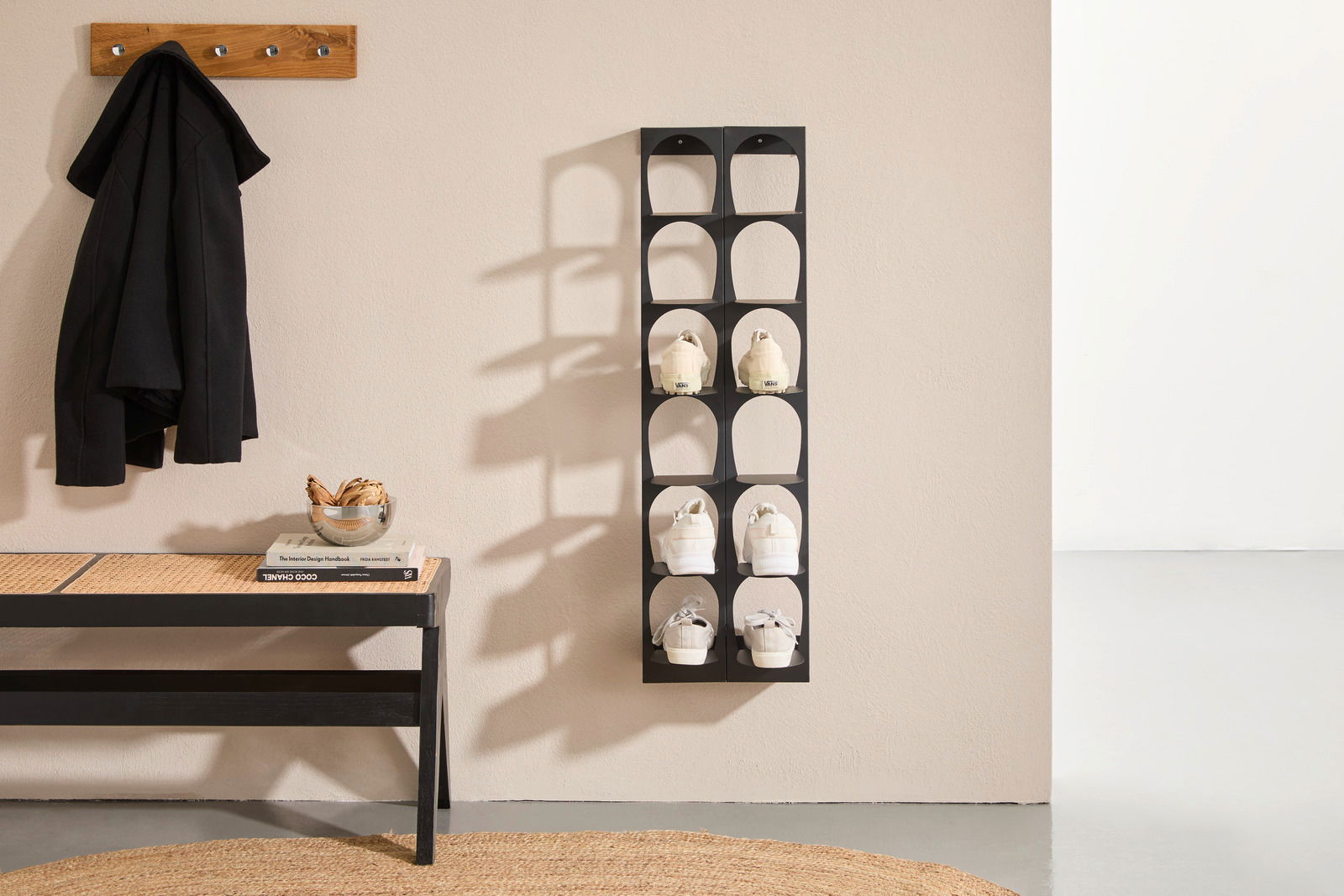 Schuhregal an der Wand montiert, seitliche Perspektive, mit mehreren Paaren weißer Schuhe.