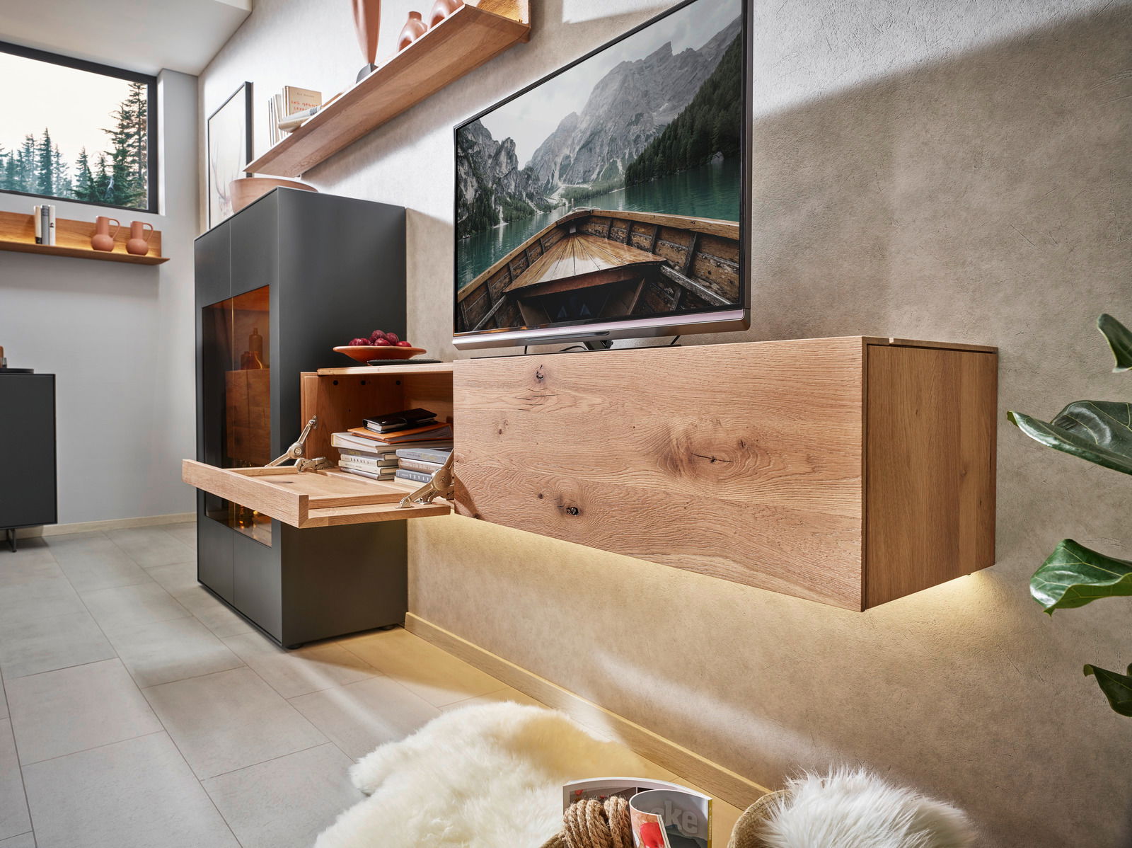 Moderne Wandkombination mit Holz- und Metallelementen, seitliche Perspektive