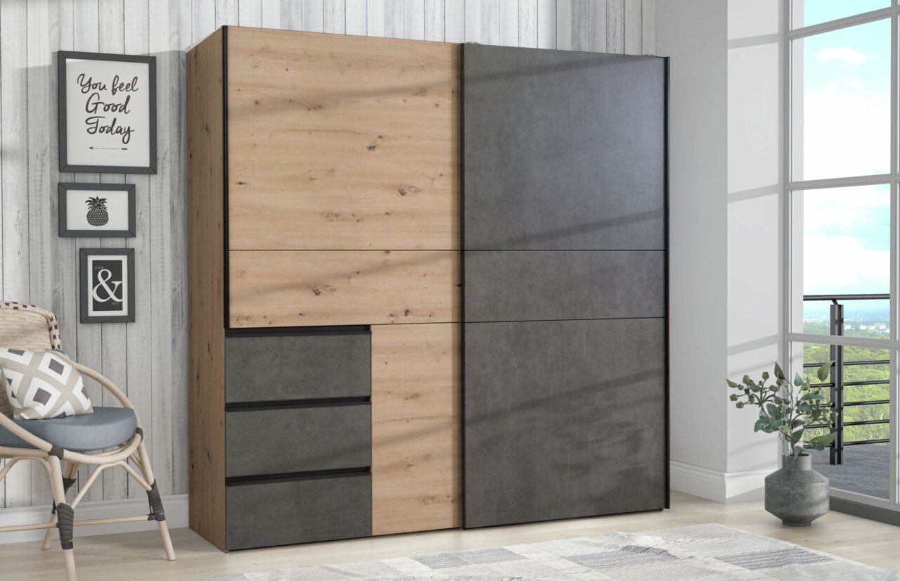 Moderner Schwebetürenschrank WINN2 in Holz- und Betonoptik, seitliche Perspektive, in einem hellen Raum mit Dekoration.