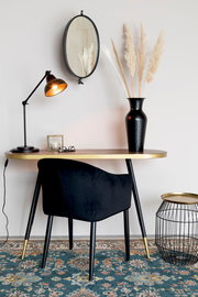 Moderner Beistelltisch mit goldener Tischplatte und schwarzen Beinen, seitliche Perspektive, dekoriert mit einer schwarzen Vase und einer Tischlampe.