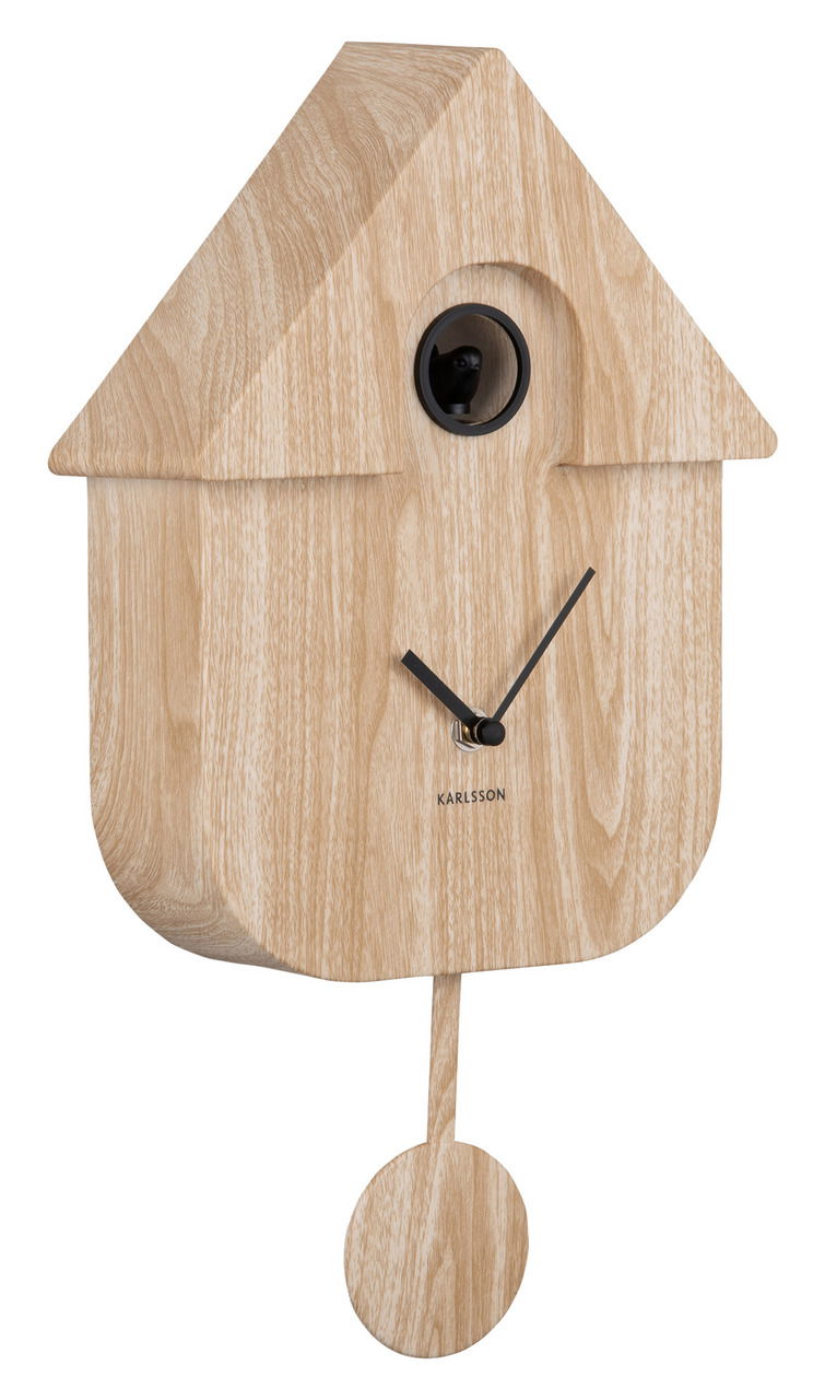 Moderne Wanduhr in Form eines Vogelhauses aus hellem Holz mit schwarzem Zifferblatt und Pendel, seitliche Perspektive