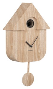 Moderne wandklok in de vorm van een vogelhuisje, gemaakt van licht hout, met een zwarte wijzerplaat en een slinger, zijaanzicht