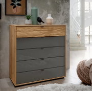 Moderne houten ladekast met grijze lades, versierd met planten en vazen, zijaanzicht