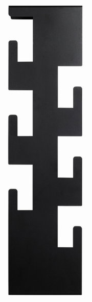 Schwarze Wandgarderobe mit modernem, geometrischem Design, frontal abgebildet.