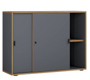 Modernes Sideboard in Anthrazit mit Holzrahmen, zwei Schiebetüren und offenem Regal rechts, Produktansicht schräg von vorne