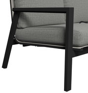 Nahaufnahme einer modernen Gartenbank mit schwarzem Metallrahmen und grauem Polster, seitliche Perspektive