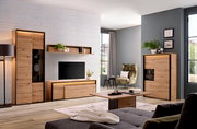 Moderne Wohnzimmermöbel in Holzoptik mit Vitrine, TV-Schrank und Regal, seitliche Perspektive