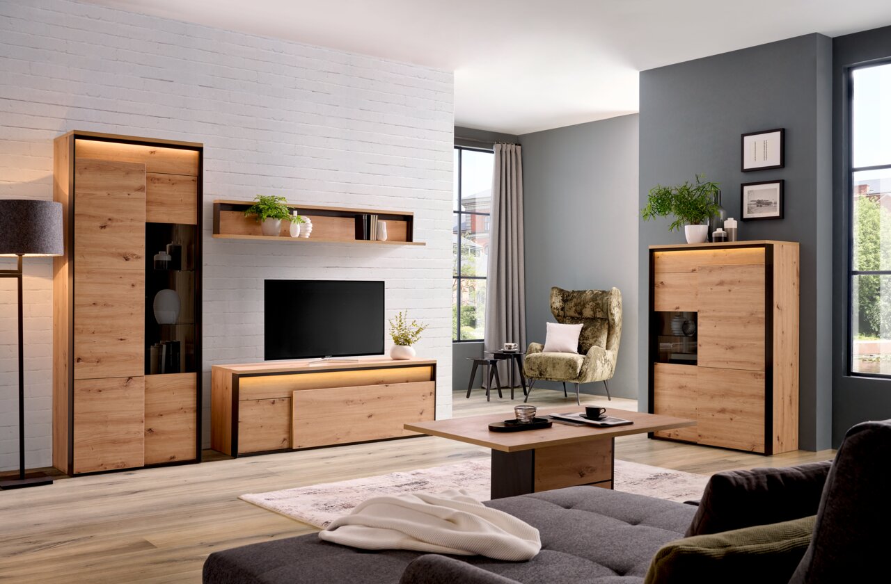 Moderne Wohnzimmermöbel in Holzoptik mit Vitrine, TV-Schrank und Regal, seitliche Perspektive