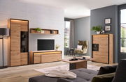 Moderne Wohnzimmermöbel in Holzoptik mit Vitrine, TV-Schrank und Regal, seitliche Perspektive