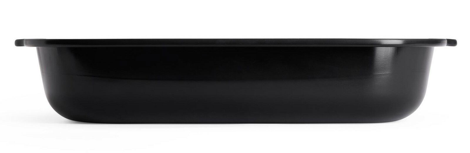 Schwarze Bratreine aus seitlicher Perspektive, 38 x 30 x 8 cm groß.