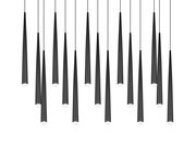 Mehrere schwarze, konische Pendelleuchten von unten betrachtet, die in einer Gruppe angeordnet sind.