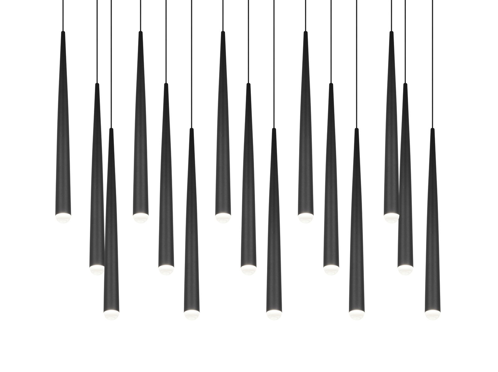 Mehrere schwarze, konische Pendelleuchten von unten betrachtet, die in einer Gruppe angeordnet sind.