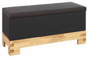 Truhenbank mit schwarzem Polster und Holzuntergestell, seitliche Perspektive