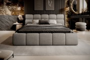 Frontale Ansicht eines modernen Polsterbetts in einem stilvoll eingerichteten Schlafzimmer mit eleganten Dekorationen und sanfter Beleuchtung.