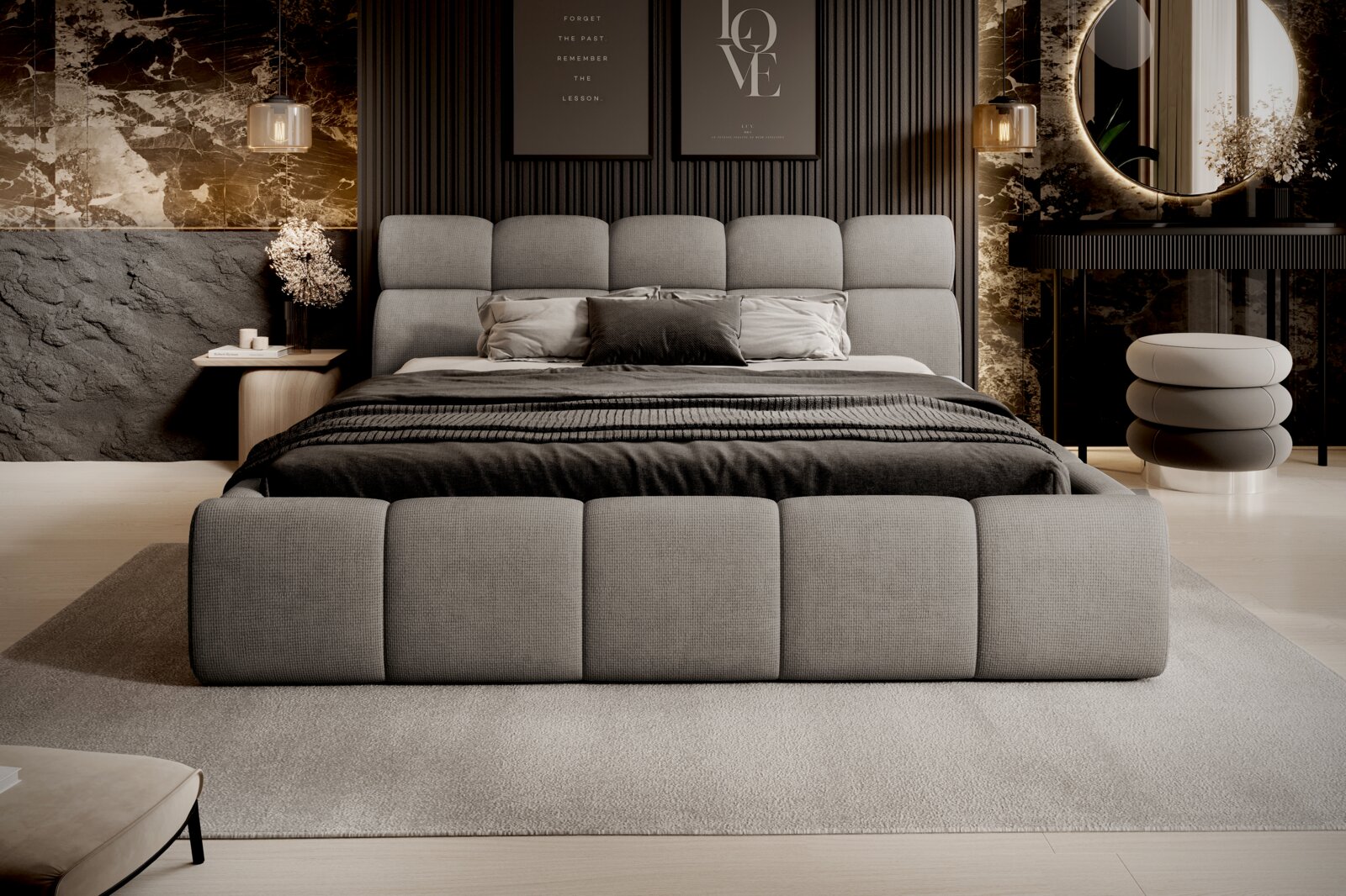 Frontale Ansicht eines modernen Polsterbetts in einem stilvoll eingerichteten Schlafzimmer mit eleganten Dekorationen und sanfter Beleuchtung.