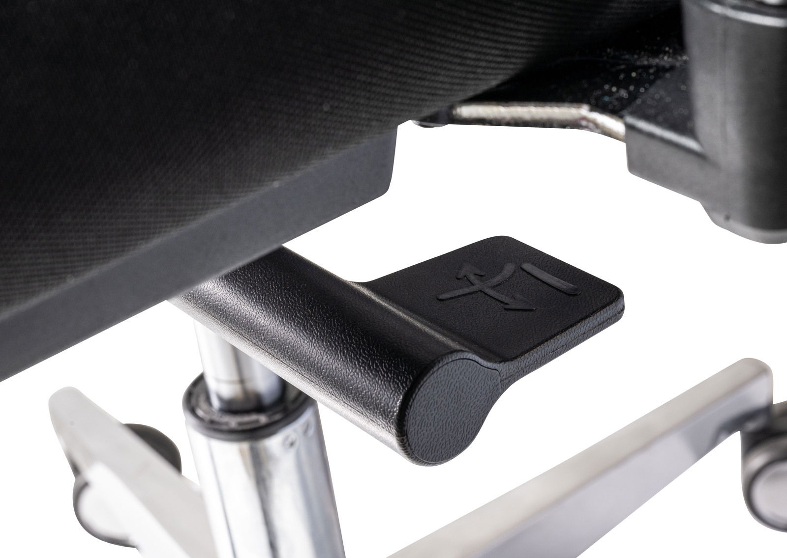 Nahaufnahme eines Hebels unter einem Chefsessel, der zur Höhenverstellung dient.