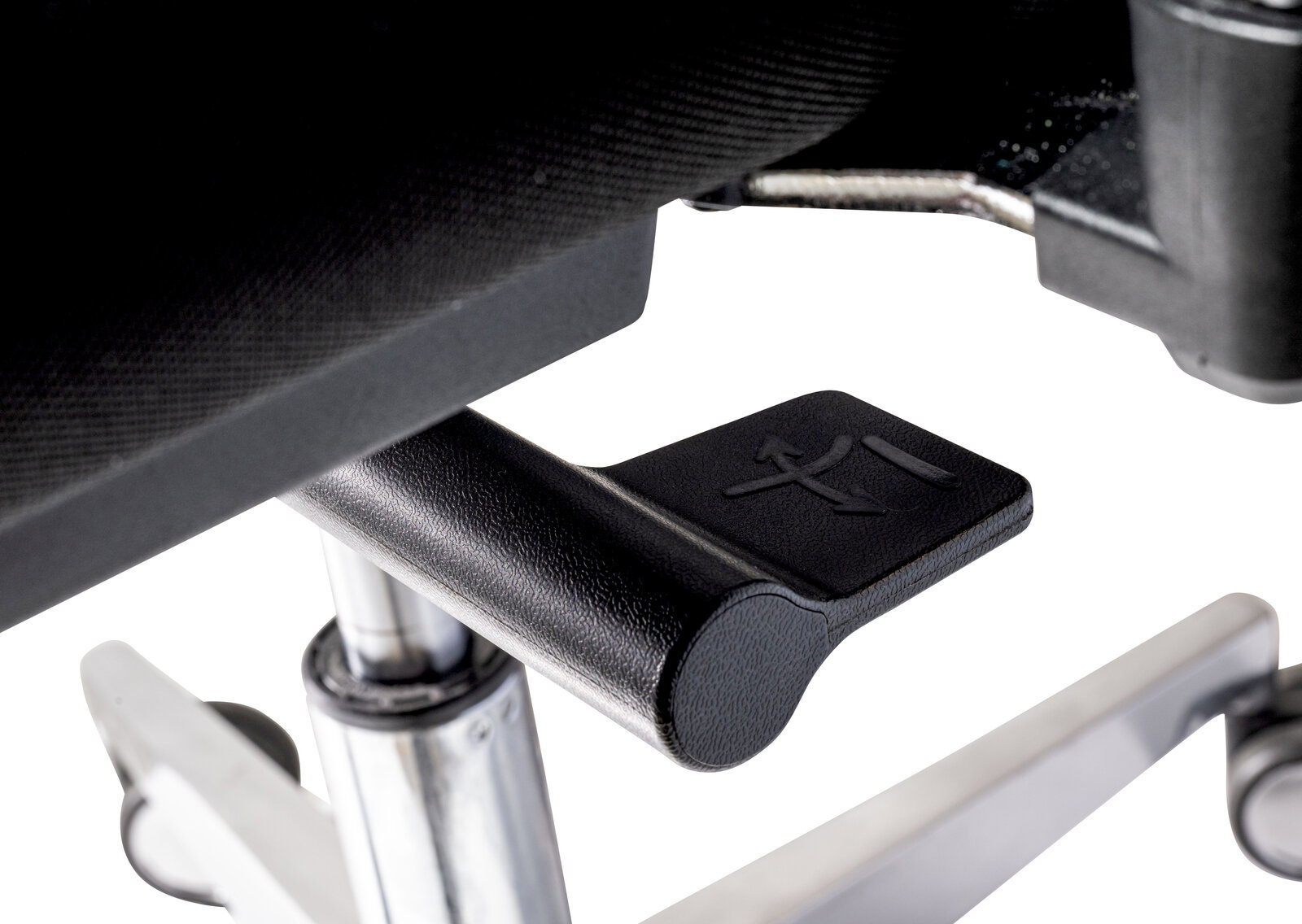Nahaufnahme eines Hebels unter einem Chefsessel, der zur Höhenverstellung dient.