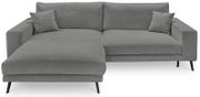 Graues Ecksofa mit linksseitiger Ottomane, zwei Rückenpolstern und zwei Zierkissen, auf schwarzen schrägen Füßen, freigestellt auf weißem Hintergrund; Ansicht von vorne in leichter Schrägperspektive.