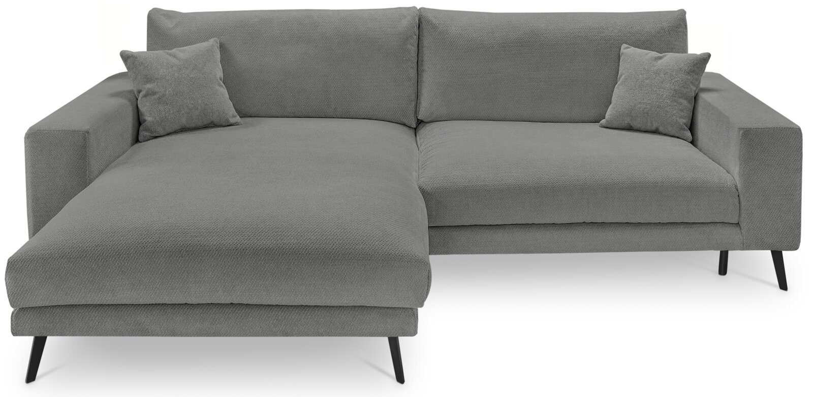 Graues Ecksofa mit linksseitiger Ottomane, zwei Rückenpolstern und zwei Zierkissen, auf schwarzen schrägen Füßen, freigestellt auf weißem Hintergrund; Ansicht von vorne in leichter Schrägperspektive.