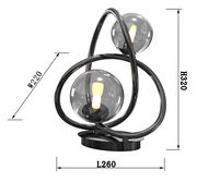 Moderne Tischleuchte Nancy mit zwei kugelförmigen Glaskörpern und geschwungenem Metallrahmen, seitliche Perspektive